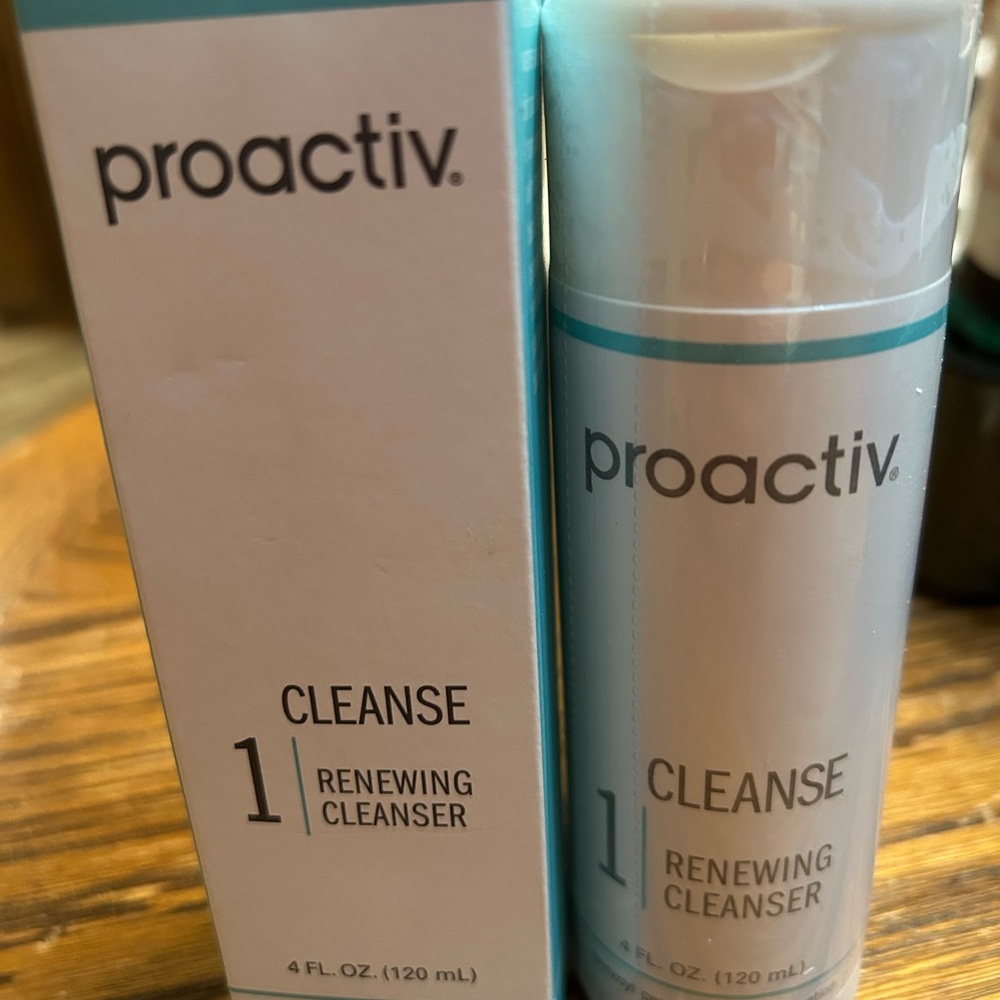 New! Proactiv Renewing Acne Facial Cleanser 4oz. - Picture 3 of 5